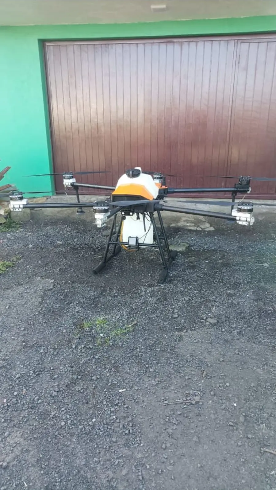 EFT G630 montado no pátio, com as seis hastes abertas e o tanque de 30 litros instalado